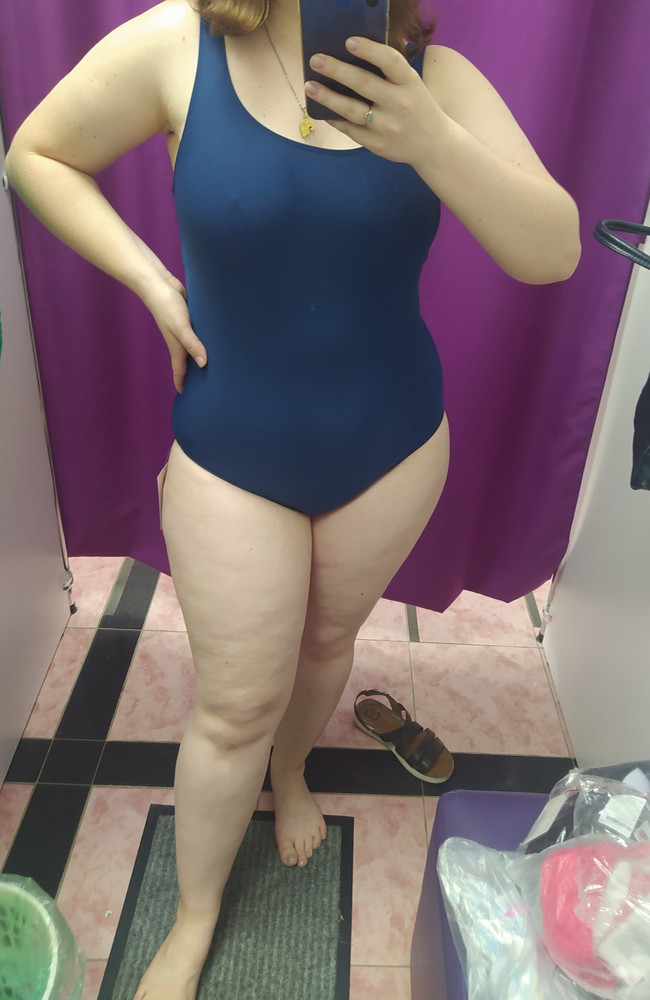 Это мой первый опыт ношения закрытого купальника, решила поделиться впечатлениями
Плюсы
- по размеру всë хорошо
- удобный
- приятный цвет 
- адекватная цена
Минусы:
- была в аквапарке и образовались катышки. Каталась на попе и пузе) 
- нет подкладок под грудь, пришлось самой пришивать
- пока от номера дошла до пляжа вспотел  живот и грудь, неприятно. 
Купила чисто на раз сгонять на море, надеюсь похудеть до прошлогоднего купальника) А если вы, как я, всë время ходили в раздельном купальнике, то лучше не берите закрытый (чисто моё мнение). Вот для бассейна хорошо, наверное)