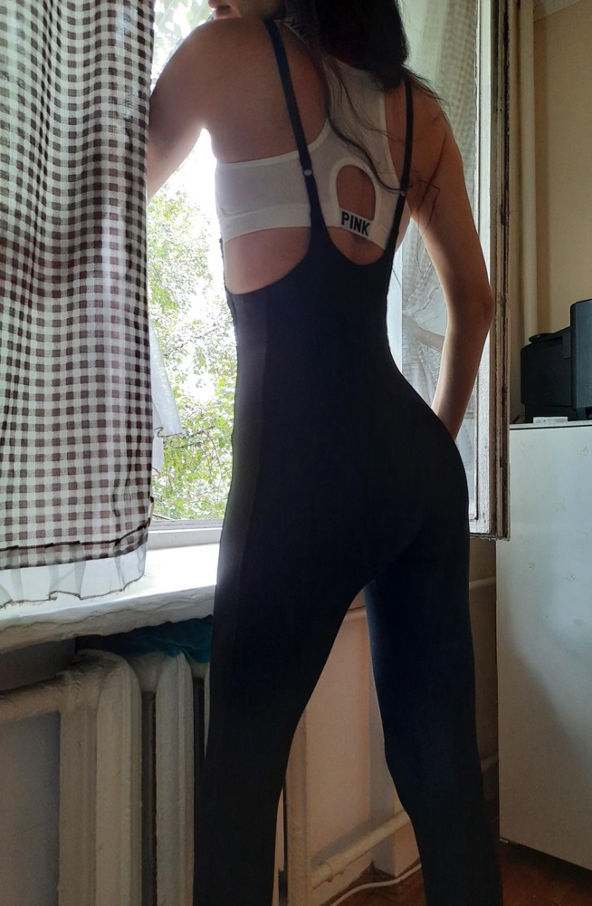 Качество пошива отличное, материал хороший, тянется замечательно, как одела его, сразу захотелось бегать или прыгать!😁Утягивает умеренно, но это уже зависит от размера, если любите сильное сжатие, то можно на размер меньше брать, но это будет не комфортно, я бы даже в размере L  его взяла, хотя ношу М. На рост 178 по длинне еще запас около 7см в размере М.  Обхват бедер 96-98, талия 66-68, размер М полностью в обтяжку. Но, хотелось бы на груди повыше чтобы немного было, смотрелось бы ещё лучше) В зал в нём пока не хожу, но он такой удобный, что даже на прогулку по парку можно одевать😎😇