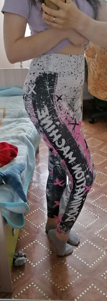 На от-70, об-103 взяла xl. Рост 174, и беда почти всех высоких, не могут принять укороченную моду, я в этих рядах, но борюсь. Буду привыкать🤣
Для меня идеально. Супер утягивания мне не нужно было, просто хотелось удобства во время занятий. Отлично тянутся. Да, при растягивании цвет немного бледнеет, я считаю что это не критично ☺️