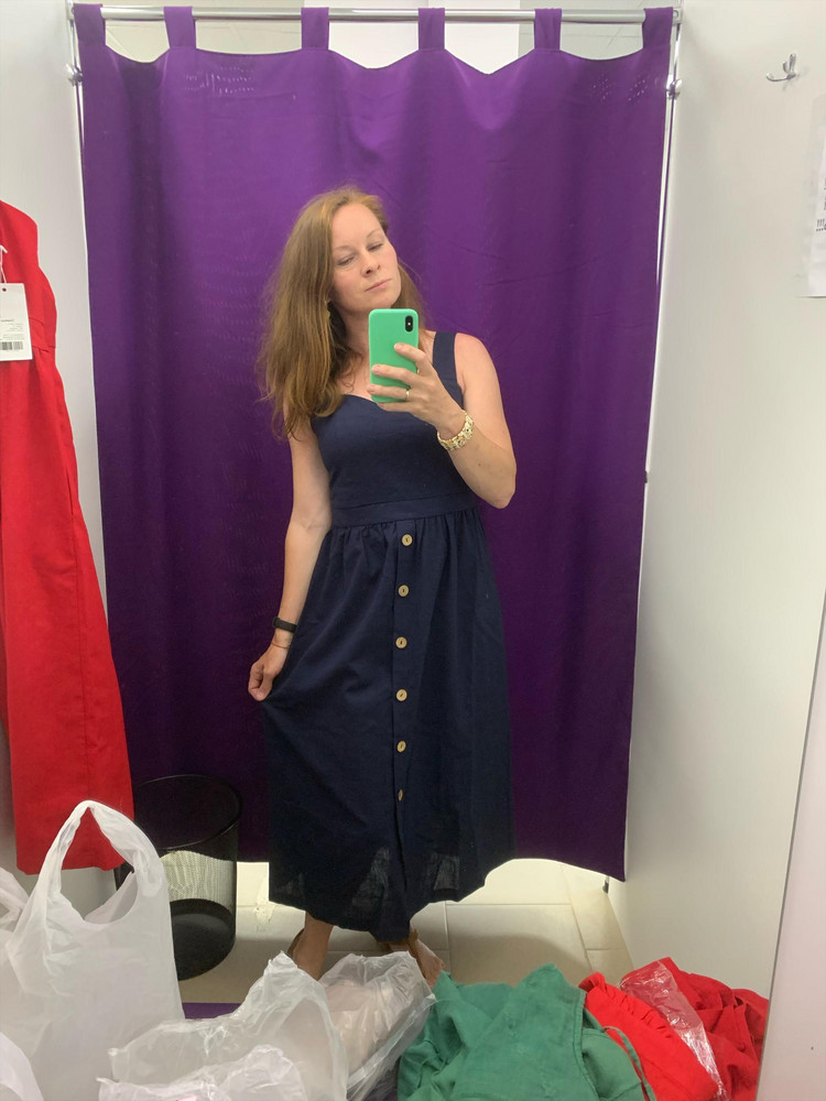 Шикарное! Взяла и красное и синее:) Рост 160, грудь 90, талия 70-75. 44 сел лучше всего(42 был в обрез, 46 велик). Сшито отлично, длина на мой рост мне такая очень нравится! Лён обожаю! Спасибо!