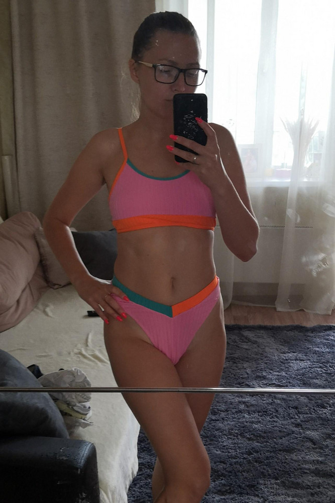 Купальник очень красивый! Яркий! Трусы такие и должны быть. У них высокая посадка.