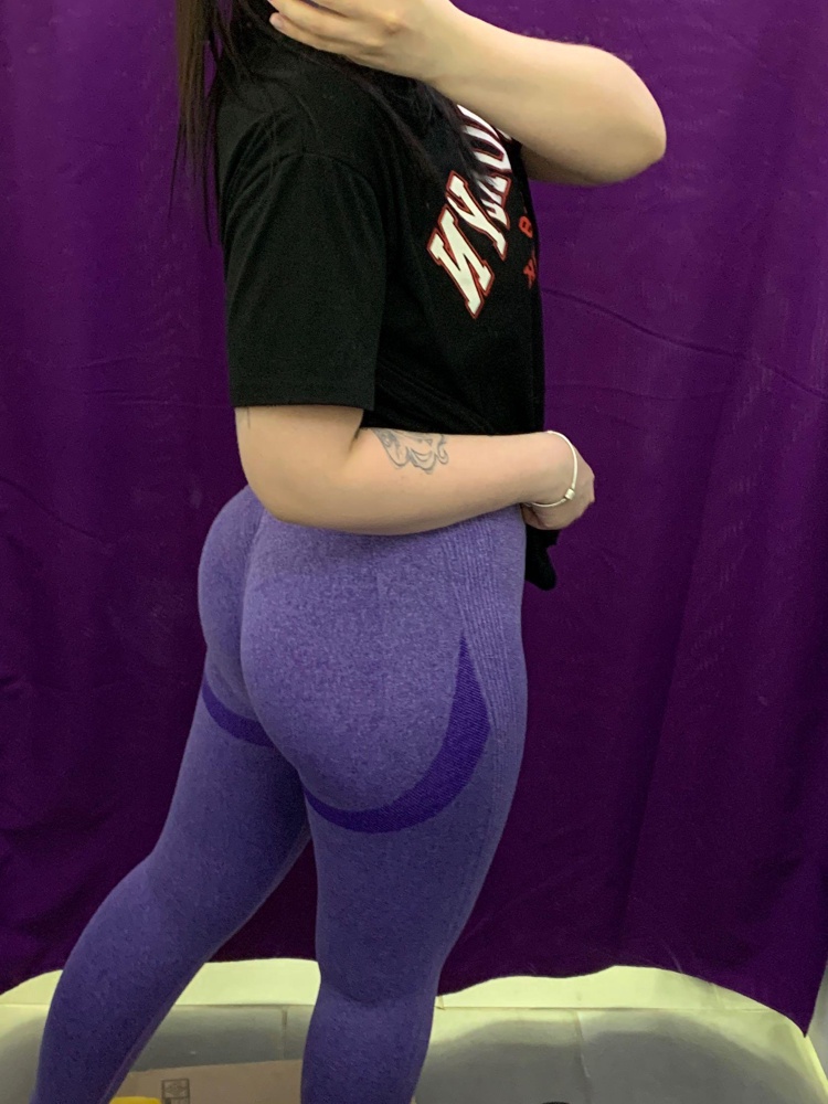 Сомневалась по поводу размера,на ОБ 103/ОТ 63 заказала L,сел идеально,думаю,что и М было бы неплохо,но на первом приседе они бы точно на мне лопнули 😂😂по длине снизу все хорошо,сверху ну уж очень высокие,хотя мне и не критично это,если вы невысокого роста-имейте в виду(я 163 см,они заканчиваются прямо у бюстгальтера😅)пришло все аккуратно упакованным,целым)может никто и не мерил их до меня,все ужасы с рваными/грязными экземплярами меня обошли 😅приятные на ощупь,комфортно очень в них,благодарю за товар 🥰