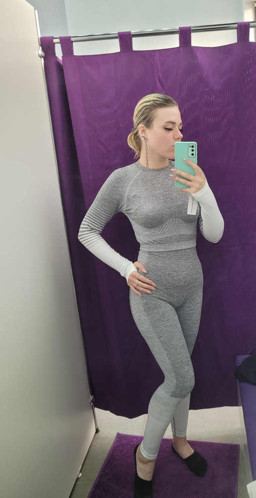 Очень приятный к телу костюм. Достаточно теплый для лета, но когда придет осень будет идеально) Не скрывает недостатки, но это не огорчает, а ноборот мотивирует работать над собой.
Очень советую и продавца в том числе, так как пришёл за 2 дня в целости и сохранности.
Занимайтесь. Насладайтесь) 🥰💖💞