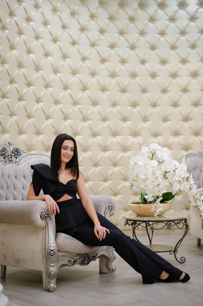 Ткань хорошая, на сою «s» заказала «L» рост 170, брюки отлично сели, верх пришлось ушивать ( в талии и 2см в груди) 