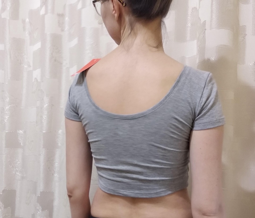 Обратите внимание на глубокий вырез сзади. Взяла 44. Немножко маломерит.