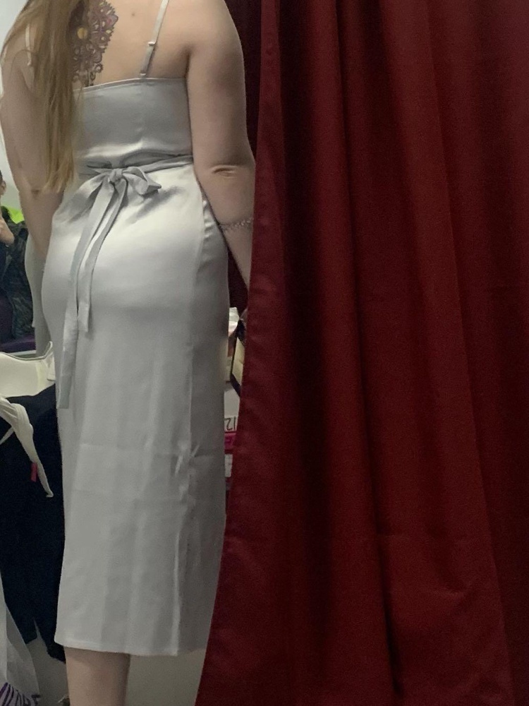 Платье неплохое, но оно на запах и нужно завязывать, что дает складки на платье. И цвет намного бледнее, чем на фото