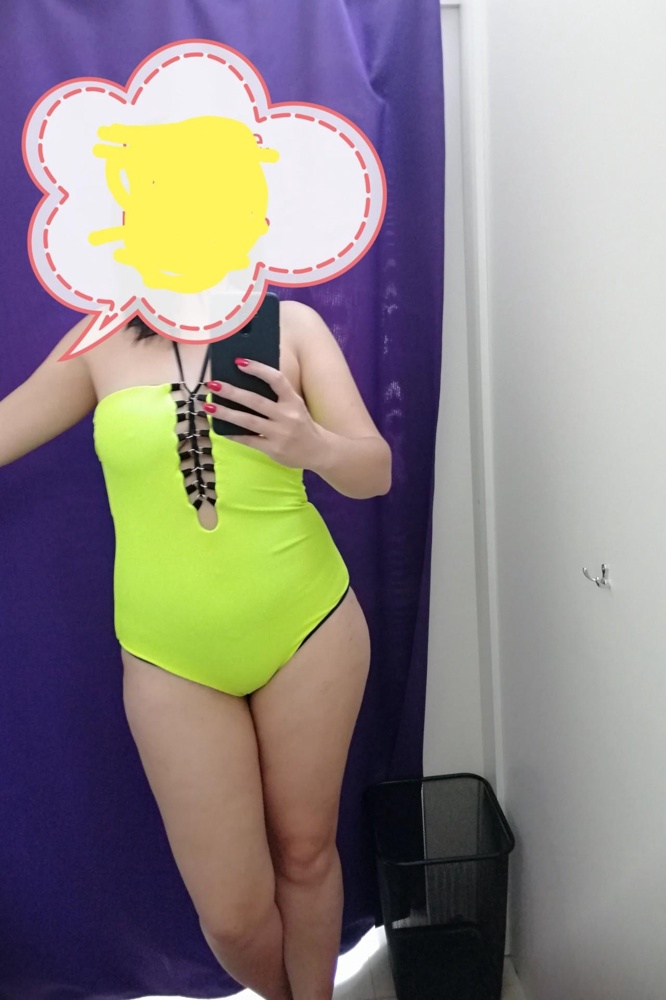 Купальник яркий классный, но есть но из груди третьего размера сделал 0. Нет чашек или просто плотного подкладка! Не утягивает и сзади немного сползает нет даже силиконовой полосочки!