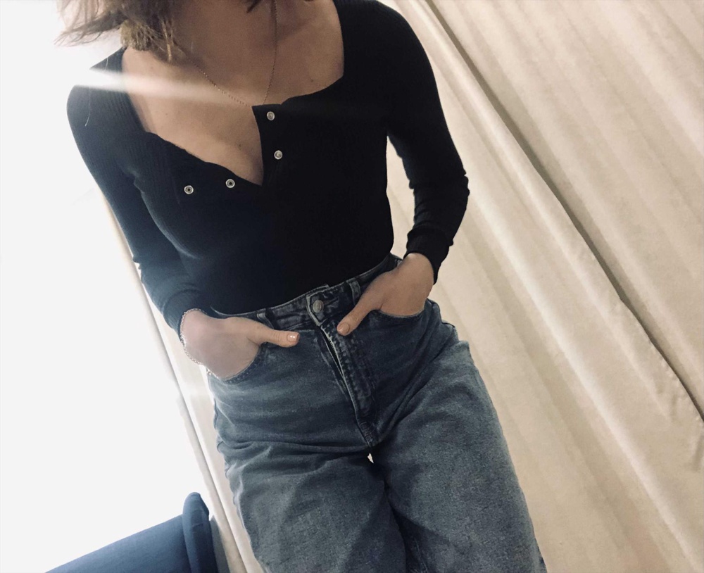 Долго сомневалась какого размера боди мне заказать 42 или 44 (на мой рост 170 и вес 55кг) заказала все-таки 42 размера и не прогадала. 

Боди сел отлично 👍
Ткань мягкая и приятная к телу. Хочу отметить то, что в этом боди комфортно и ничего не натирает (как бывает в основном у других боди) 
Понравилось то, что лямки от бюстгальтера не вылезают из под боди, при таком вырезе, а три клёпки на груди смотрятся стильно. 
В общем покупкой очень довольна. Спасибо!
