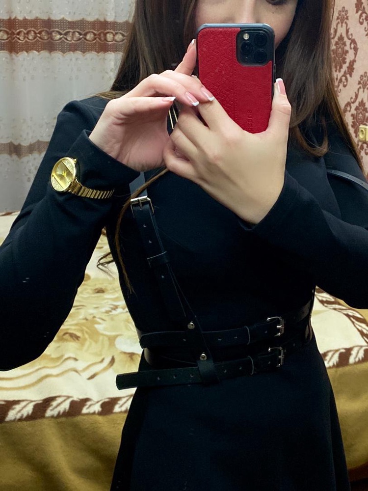 Ничего не могу сказать о том, натуральная кожа или эко, но товар однозначно рекомендую к покупке. Портупея хорошо сидит на фигуре, выгодно ее подчеркивает) на ог88-от67 выбрала размер 44-46, подошло идеально) 