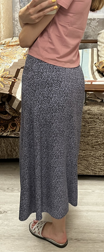 Отличная юбка на лето, ткань приятная, модель хорошая. Мне нравится длина и вырез, все гармонично. Цвет насыщенный, размер идеально подошёл, заказывала xs.