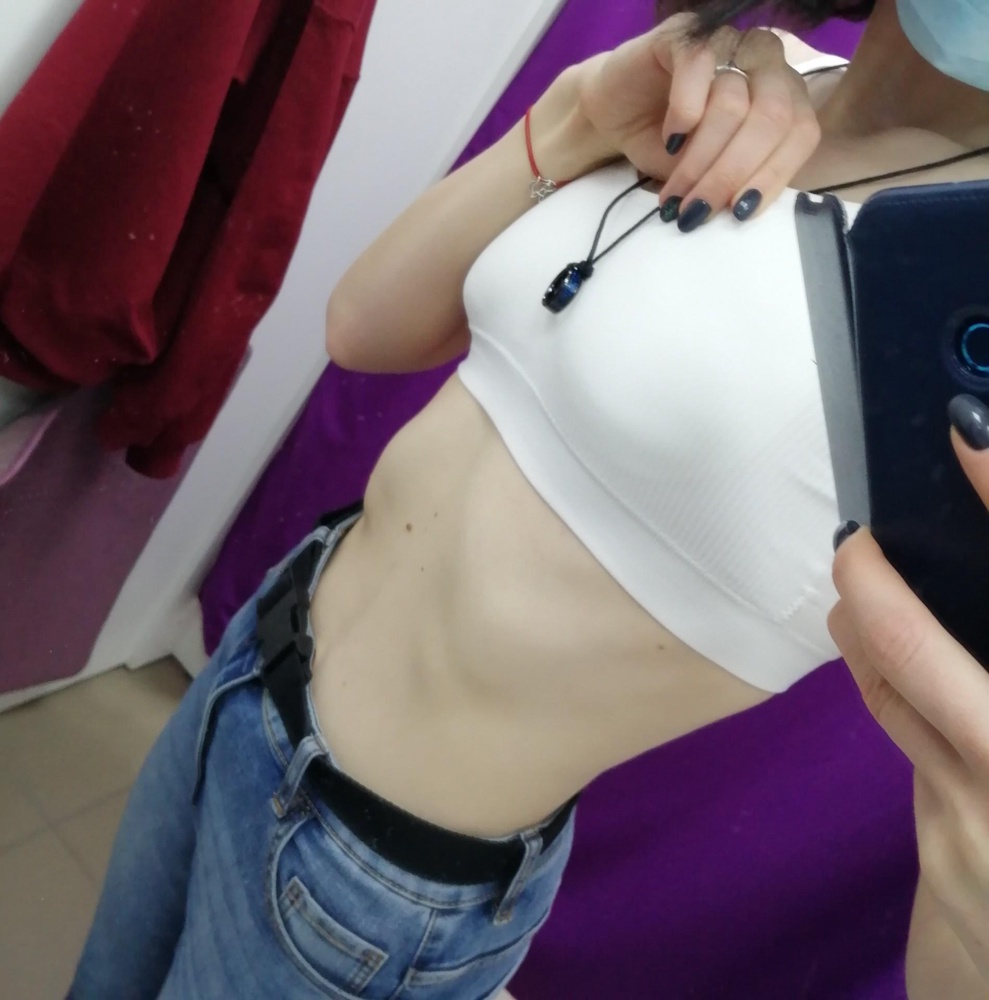 Очень мягкий, нежный, кипельно белый. Не знаю, как будет в носке, надеюсь, что не до первой стирки, потому что материал воздушный. По размеру: я ношу xs-s, он прям как влитой сел. Немного подрезает под руками, но можно отрегулировать лямки. В целом хороший. Субъективный "недочёт" - видно чашечки. Прям очень видно. Но их можно заменить, есть прорези.