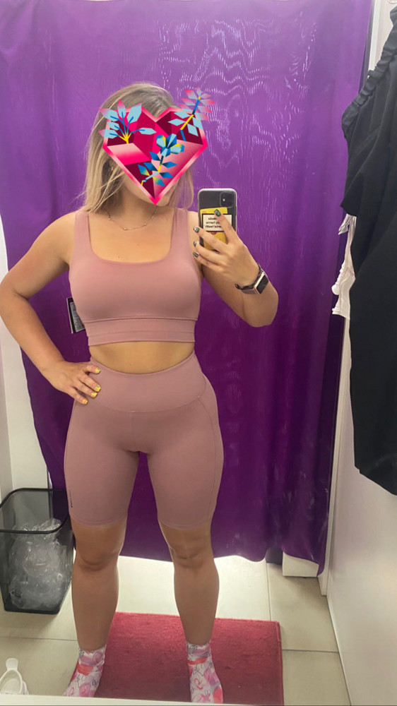 Отличный, маленькую грудь держит что надо! 👍