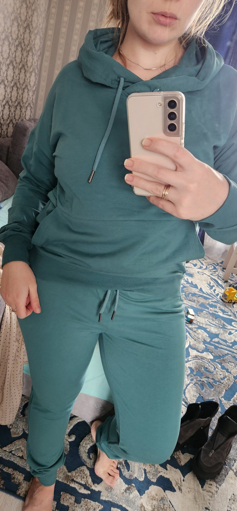 Костюм прекрасного качества! Я даже не ожидала, постирала, вроде не линяет. Единственный минус, как мне кажется, цвет штанов чуть светлее кофты, но не особо заметно. Подойдёт для высоких девушек мне длинноват, но мне и так нормально)