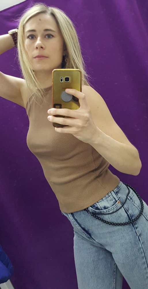 Это самая любимая вещь в muneca!!!Буду щедра на похвалу ,это🔥🔥🔥 Модный топ в рубчик кашкорсе,идеально показывает линию шеи,удлиняя ее.Идеален  для накаченных рук.зона подмышек прикрыта.Живот тоже спрятан )Впечатлила эта модная ткань,какая же она плотная, но в тоже время тянущаяся.Рыхлым трикотажем и не пахнет.С джинсами,под жакет,с юбкой,шортами-нет ограничений для этого топа.Но я бы еще надела его на тренировки.Остаться незамеченной невозможно!Ван лав