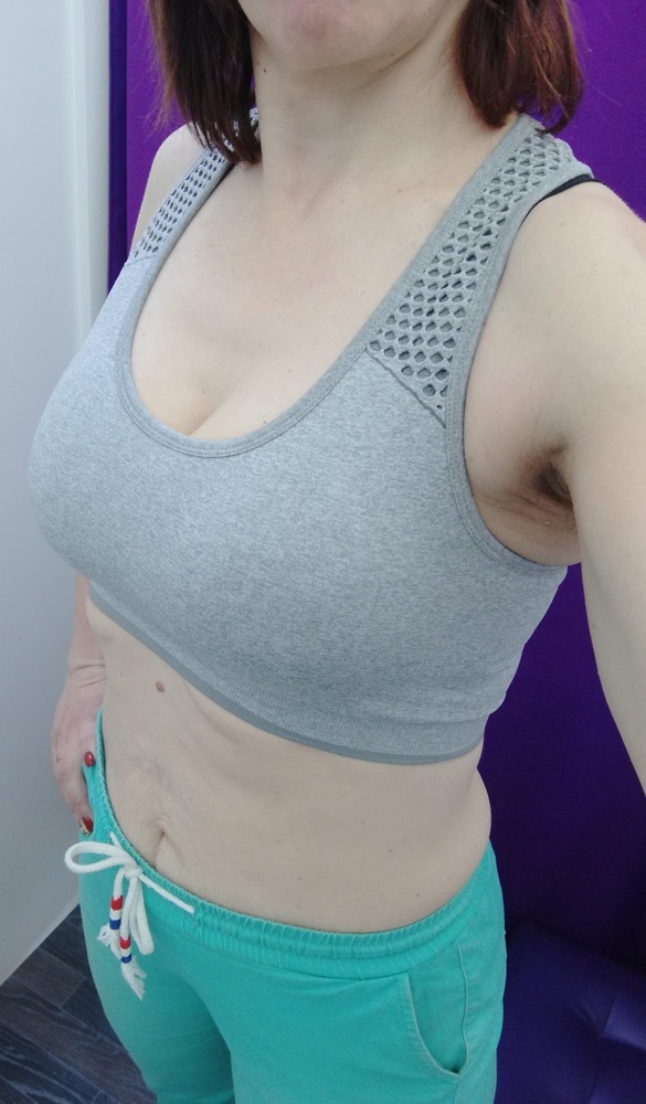 Получила сегодня топ— бра для занятий йоги. Примерила. Понравился. Ничего не топорщится, не вылазит, удобный. Нижняя резинка плотно прилегает к телу. Чашечку можно вынимать для стирки. Пришло быстро. Размер соответствует.