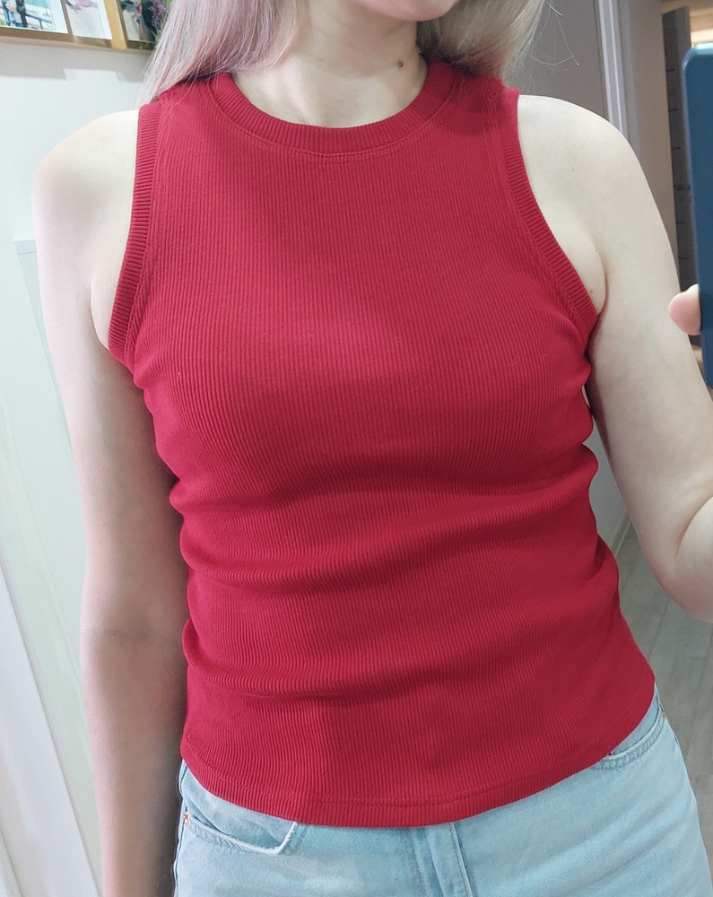 Отличный топ.  В меру плотная ткань. На размеры 42-44 сел идеально. Рекомендую