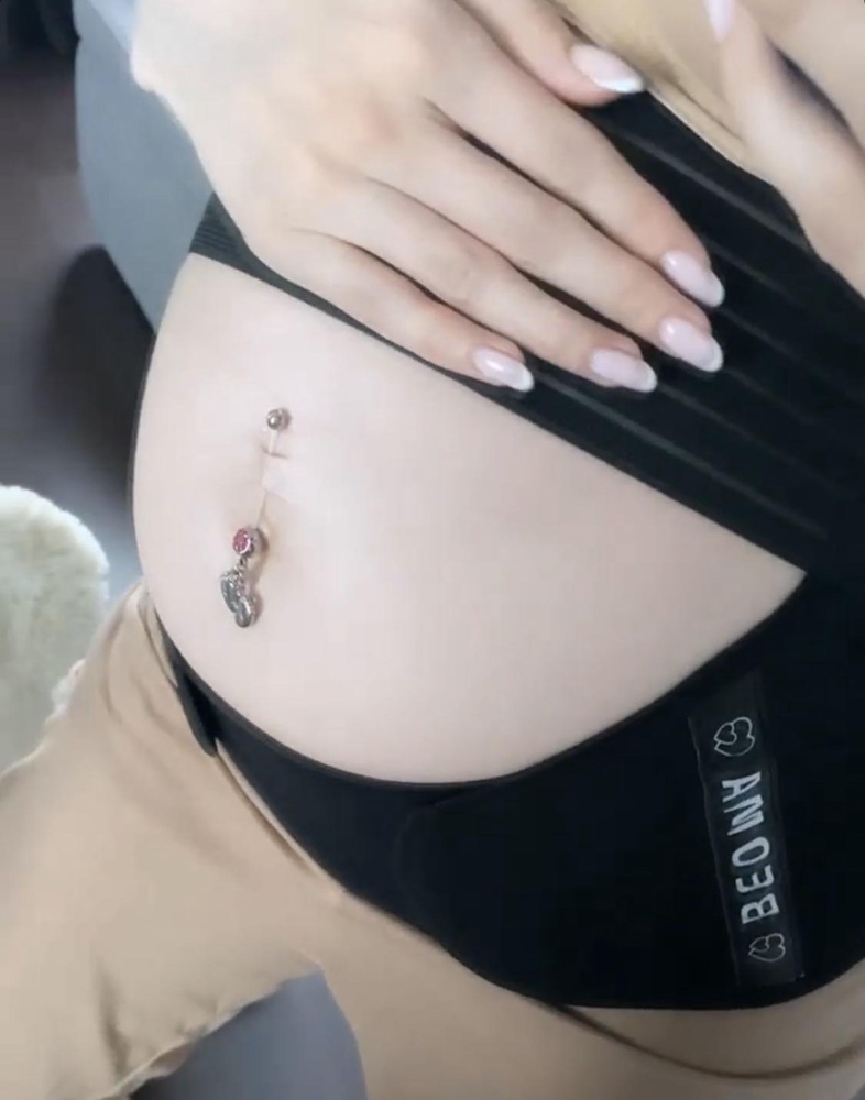 Ношу уже несколько месяцев, отличный бандаж! Хорошо поддерживает спину. Поясница не болит, меньше устаю. Нигде не давит, не колит, под одеждой не видно. Сидит очень комфортно, главное правильно надеть. После родов тоже планирую пользоваться. Спасибо!