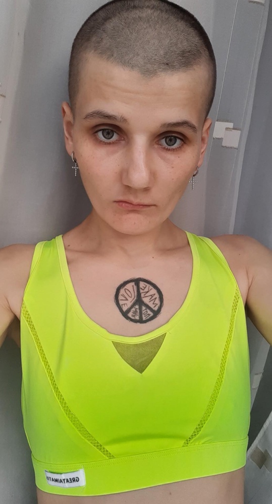 Хороший топик. Обычно очень боюсь брать вещи без примерки. Но тут прям идеально подошло. Даже на мою отсутствующую грудь село отлично. По размеру советовалась с продавцом. Маломерит.