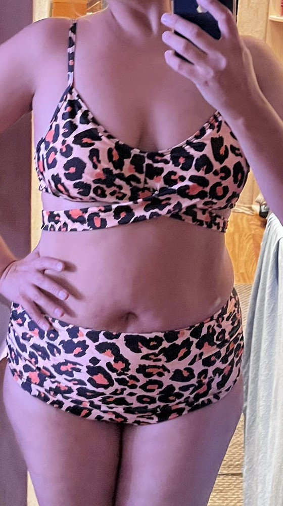 Купальник хороший. Правда подклад,маловат, чуть бы побольше. В целом довольна. На мой 48 размер, подошёл 46-48, который заказала.