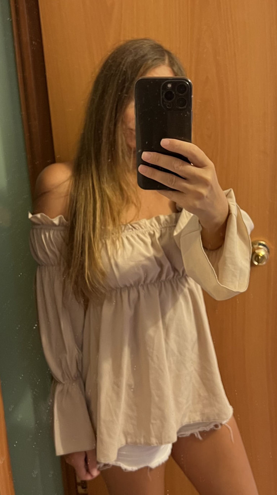 Это не шифон,но приятная,легкая ткань. Если кто то боится кислородного голодания ,потому что ткань «не дышит-не задохнётесь».Оттенок и фасон такие как мне нужно. Но в комментарии попросила проверить качество перед отправкой. Видимо этого не делают. Резинка на груди прошита частично видимо другим швом,потому что сборка более плотная и заметно отличается  в одном месте от всех швов. На рукаве распускается шов,на резинке на том же рукаве тоже. Блузка понравилась,хочу поменять на качественную. Но она мне была нужна летом.ПОЖАЛУЙСТА ПРОВЕРЬТЕ КАЧЕСТВО ПЕРЕД ОТПРАВКОЙ! 