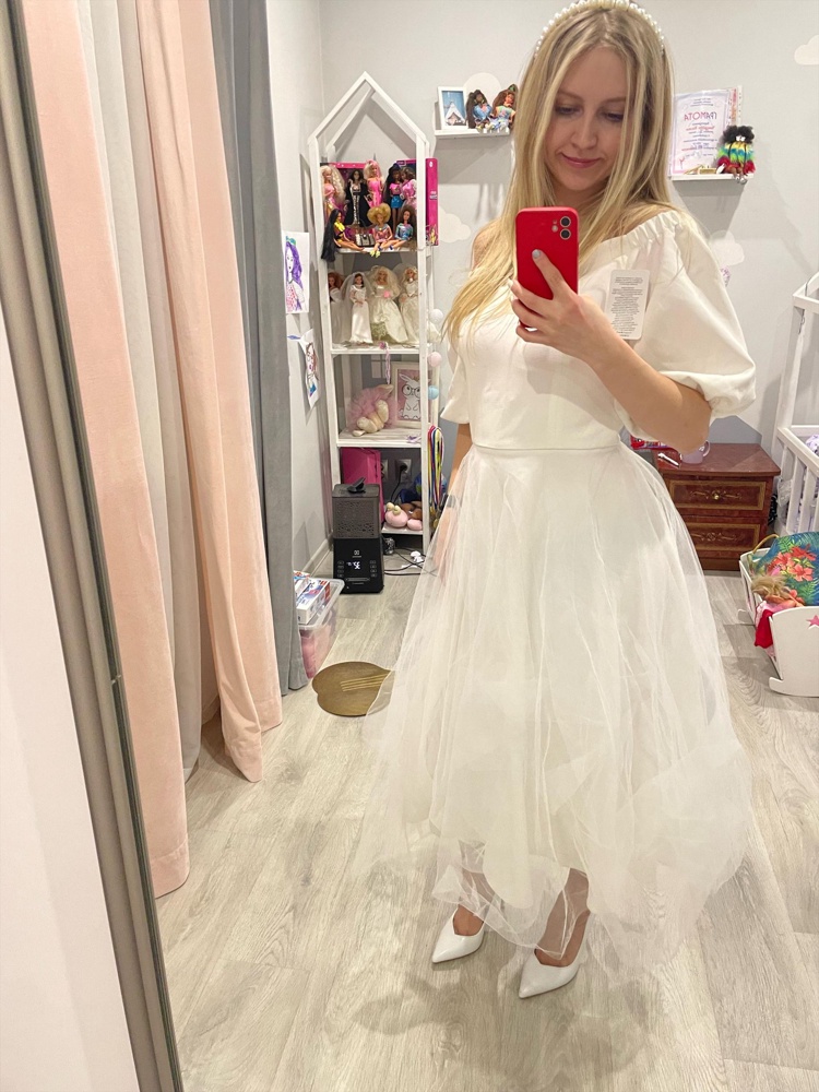 Платье хорошее . Очень понравилось , но на мой размер был большеват (( сзади сильно топорщится . перезакажу . А так рекомендую к покупке ))