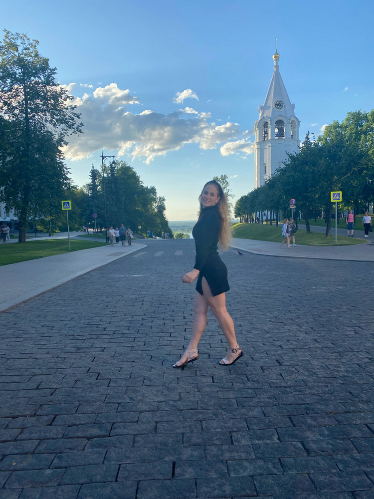 Сексуальное платье) Когда в нем проходишь, все люди оборачиваются) Привлекает внимание окружающих, но при этом не броско смотрится, а эстетично, элегантно! ПОКУПКОЙ ДОВОЛЬНА!))))) Парень тоже🤪