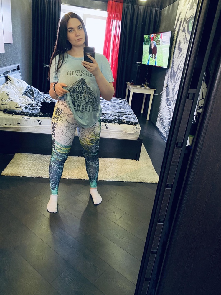 Девочки , лосины мне очень понравились :) берите -не сомневайтесь ,пришло все в аккуратном виде (хорошая упаковка) присутствует запах ,но ничего страшного. Очень боялась ,что будут маленькие и короткие ,т.к мой рост 178 ,но они прекрасно тянутся ,можно даже было на размер меньше брать,т.к в талии нормально так остаются :) спасибо большое ,берите -не пожалеете. 