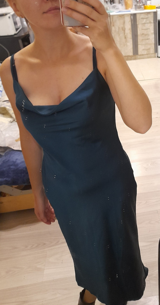 Платье на 100 баллов! Цвет благородный и дорогой. Ткань не тонкая, довольно увесистая для того,чтобы струиться как надо. Блеск ткани натуральный, не дешевит. Разрез красивый, в меру открыто, и в меру прикрыто) на параметры 89-75-98 ,рост 165 выбрала 'М', хотя по параметрам наверное могла попробовать и s. Но как село мне очень понравилось. Есть небольшие недостатки в области животика, их не видно. Рекомендую!