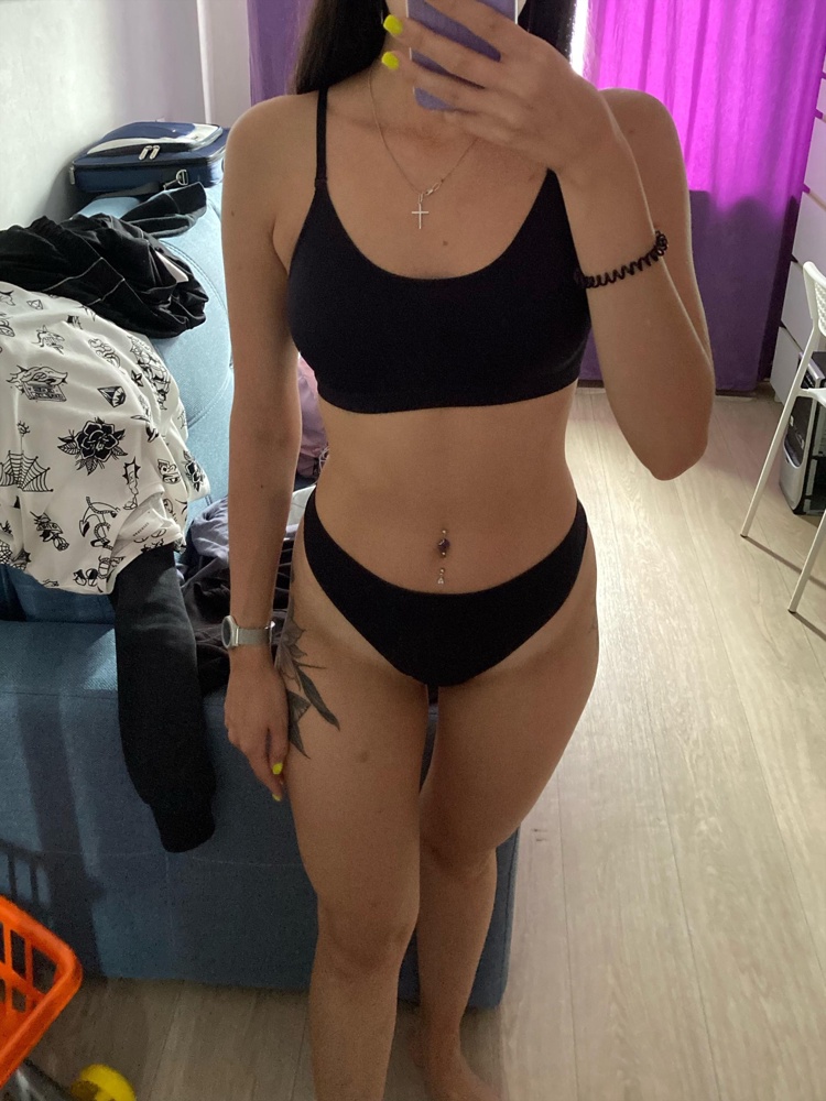 Получила комплект бесшовного нижнего белья в чёрном цвете.  Сидит удобно, не жмёт! Ещё приятная цена)