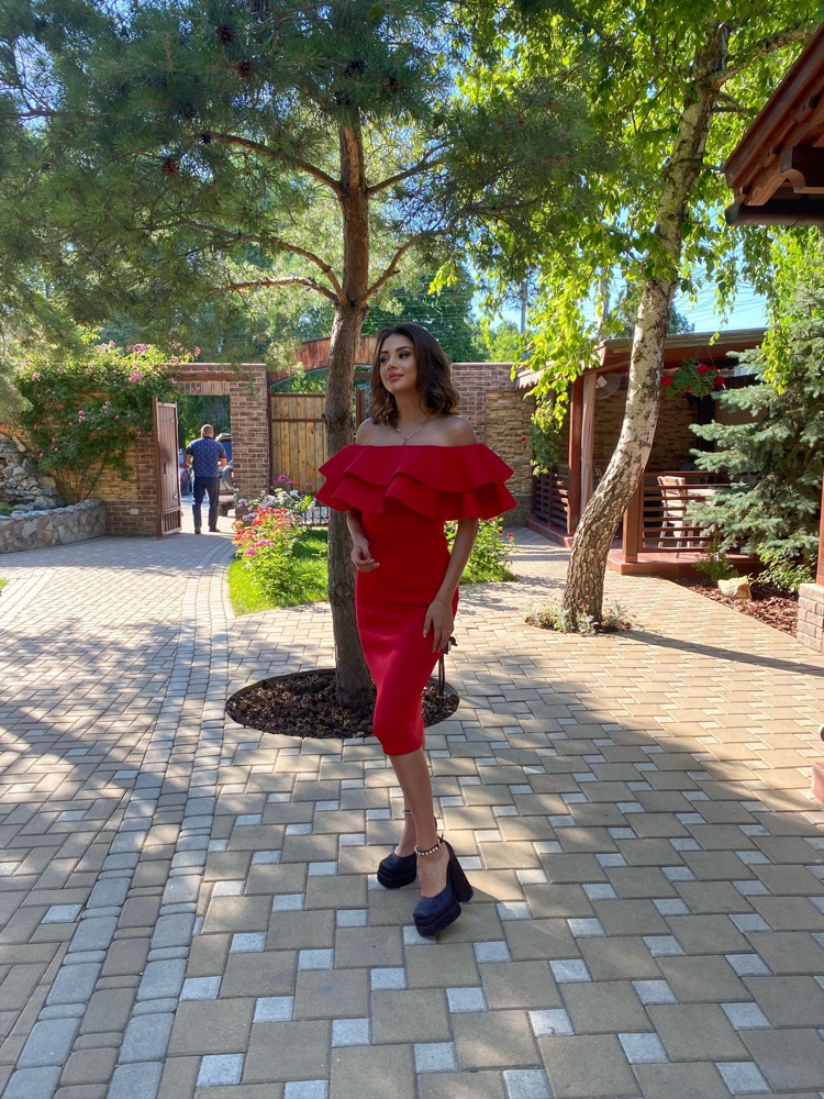 Платье хорошее, но на прохладную погоду 