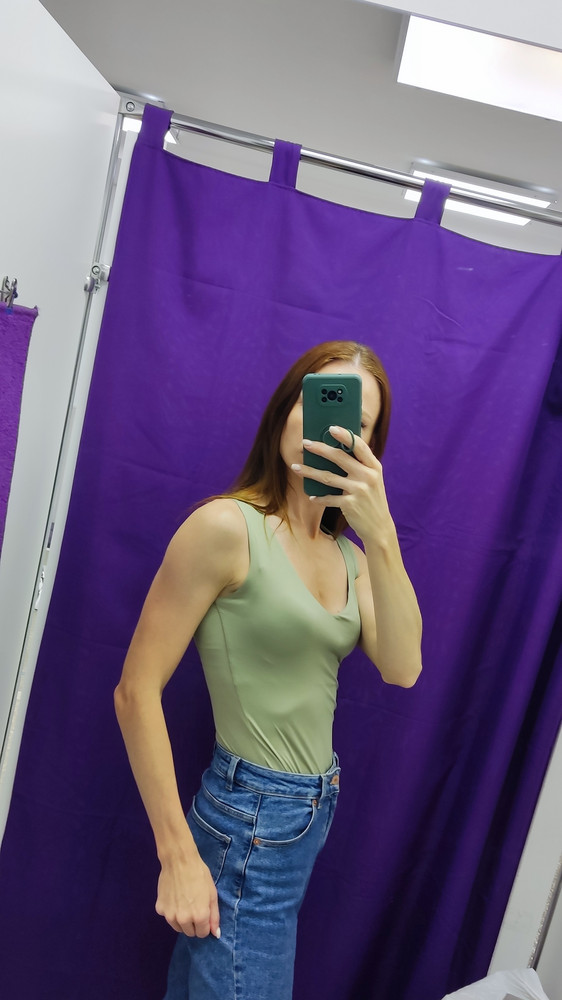 Классная базовая майка, в районе лифа подклад, немного виден снаружи. Хорошо тянется, не короткая (хорошо заправить в джинсы/юбку). Качество отличное, нитки не торчат