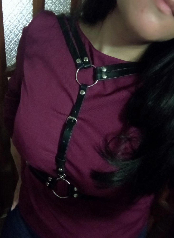 Классная штучка!!! Из простой вещи делает оригинальную) Попробовала одеть задом наперед, получилось тоже интересно))