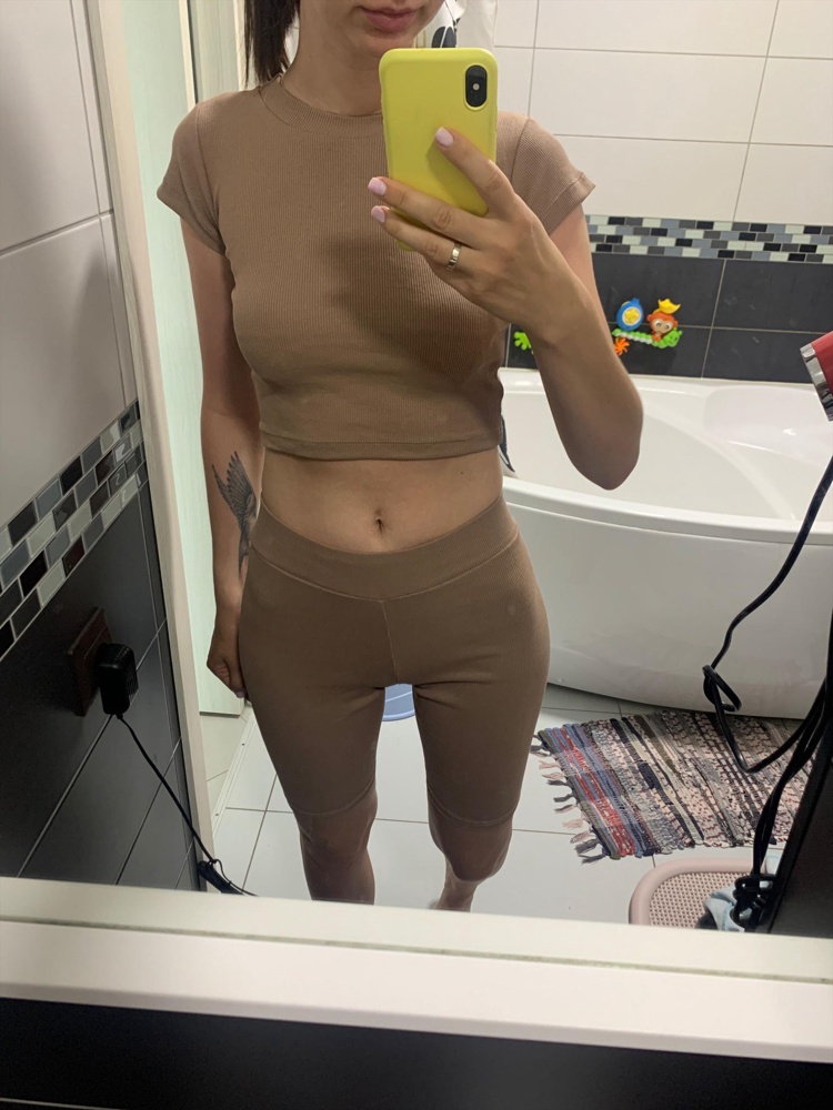 Качество супер , цвет супер . Три звёзды только потому что верх слишком маленький я было бы хорошо если покупаешь низ одного размера а верх другого . Потому что не у всех стандартный размер . Хоть мой верх всегда xs а бёдра чуть ли не m . Тут верх даже для меня маловат . Но забрала , в надежде что подрастянется.