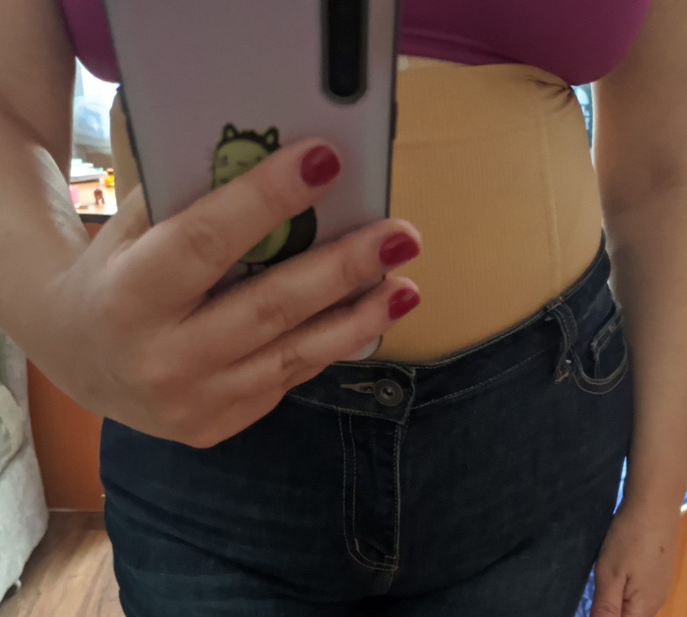 Мой российский размер 50. Надеть сумела с 3-го раза). Посмотрела инструкцию и получилось. Очень приятная ткань и сильная утяжка! Купила на послеоперационный период. Верх действительно заворачивается, вверху закрепляю майкой. Уже опробовала, ходила в нём в детский сад за ребёнком. У меня 5-е сутки после полостной операции- полёт нормальный. Буду носить. Одну звезду сняла именно за то, что заворачивается верхний край.