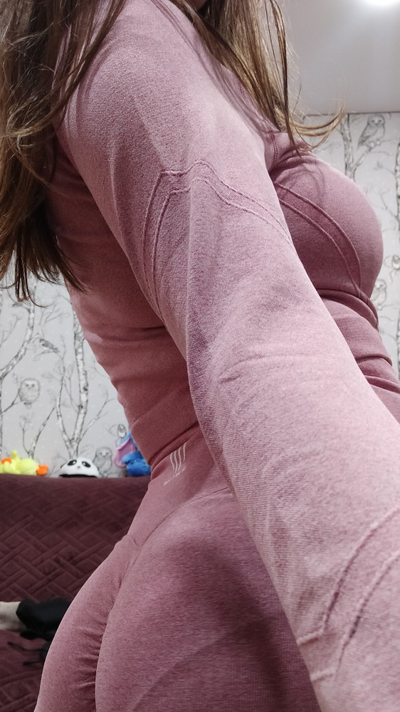 девочки, i'm obsessed 🪄💒
советую заказывать на размер больше, можно даже и на 2,т.к. я ношу s-m, но решила перестраховаться и купила l и не прогадала! Ещё скажу то, что под этот костюм лучше надевать бесшовные трусики, потому что видно полоски от трусов, так же предупреждаю то, что если у вас есть хоть какие-то неровности на попе, то они будут видны. Не скажу, что прям у меня сильно дряблая кожа, но целлюлик видно