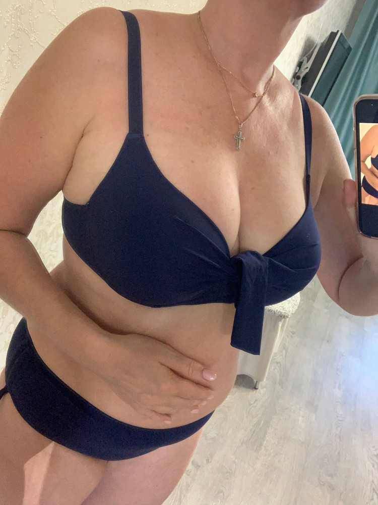 На мою фигуру " яблоко" с мерками 104/ 90/ 105 ( бюстгальтеры ношу  80С) рост 164 размер 48 подошёл отлично! Цвет тёмно- синий красивый. Модель купальника очень удобная, ткань мягкая, грудь держит. За 1617 меня всё устроило! ТЕльце конечно не в идеальной форме, но " сидит" не плохо.😀Ранее покупала купальник из этой же фирмы, где верх формы бандо, тот вообще шикарно смотрится на груди 45+ .На последнем фото показываю эту модель чтоб было понятно про какую модель пишу и так же заказывала 48 размер. Бандо уже пережило "активное море" в Турции  2 недели. Так что на 2-3 сезона точно хватит!