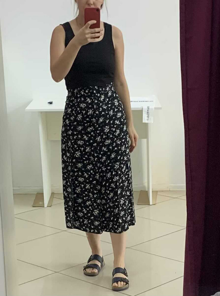 Юбка🔥 села и смотрится очень здорово! Ткань легкая и приятная к телу. Разрез не кажется вульгарным. Мой рост 164, длина юбки для меня идеальна😍 да живот и правда обтягивает, ну тут уж кто как к этому относится и как носить будет. 