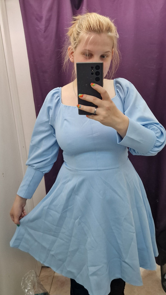 Хорошое платье, летнее спинка открыта 
По фигуре содится