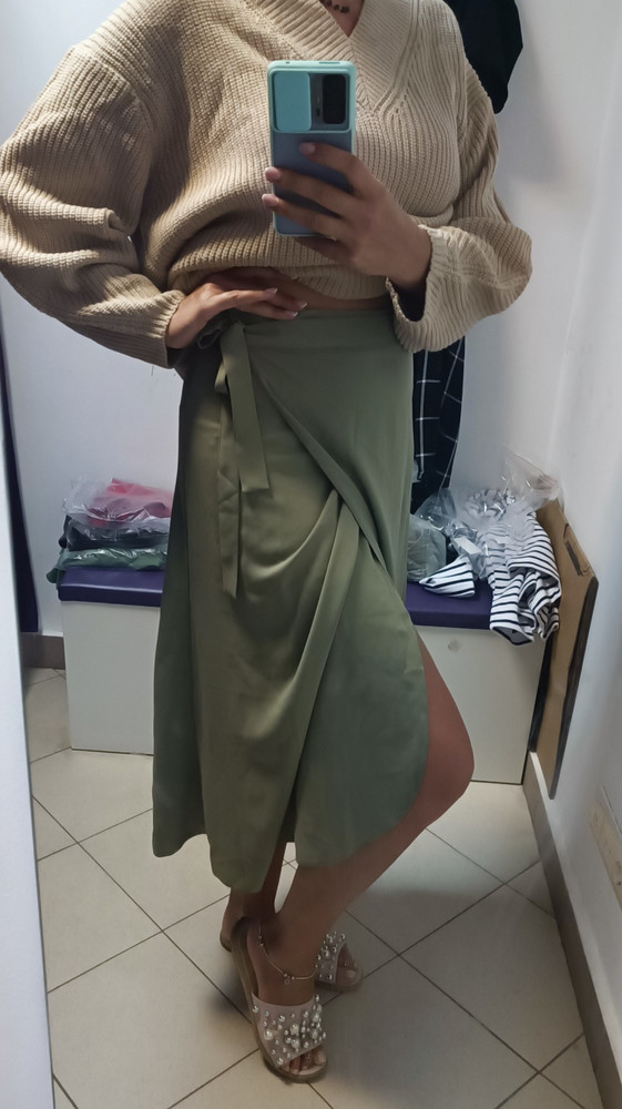 Юбка идеальная. Цвет, пошив, крой, ткань- все отлично. Села по фигуре сказочно. Но пришла с браком. Два чёрных пятна. Пришлось перезаказать.