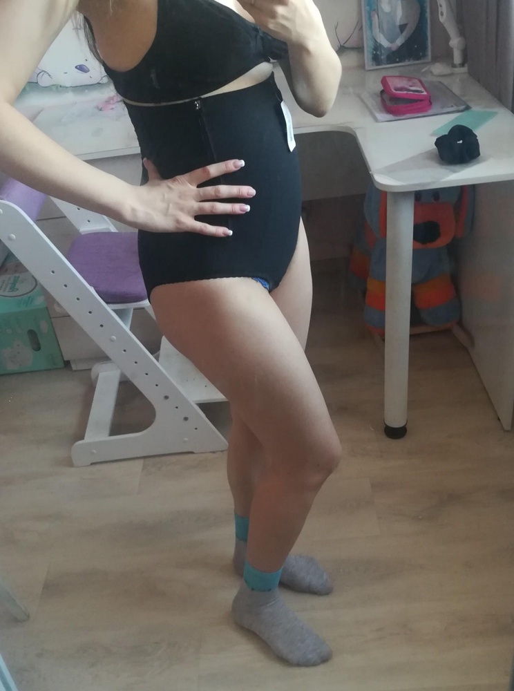 Бандаж отличный! Преобрела на 12 день после родов, т.к. хотела сразу примерить, чтобы не ошибиться с размером. На ОБ 96 взяла 2 размера на выбор: 96 и 100. Размер 100 надела через низ, а размер 96 только через верх (т.к через бёдра совсем не пролазиет). Итог: размер 96 сложнее надеть, но на талии он сидит более плотнее. Поэтому решила оставить размер 96. Т.к в отзывах увидела, что худеют и потом хотят размер поменьше. Так что, кто хочет получить эффект, покупайте в размер!