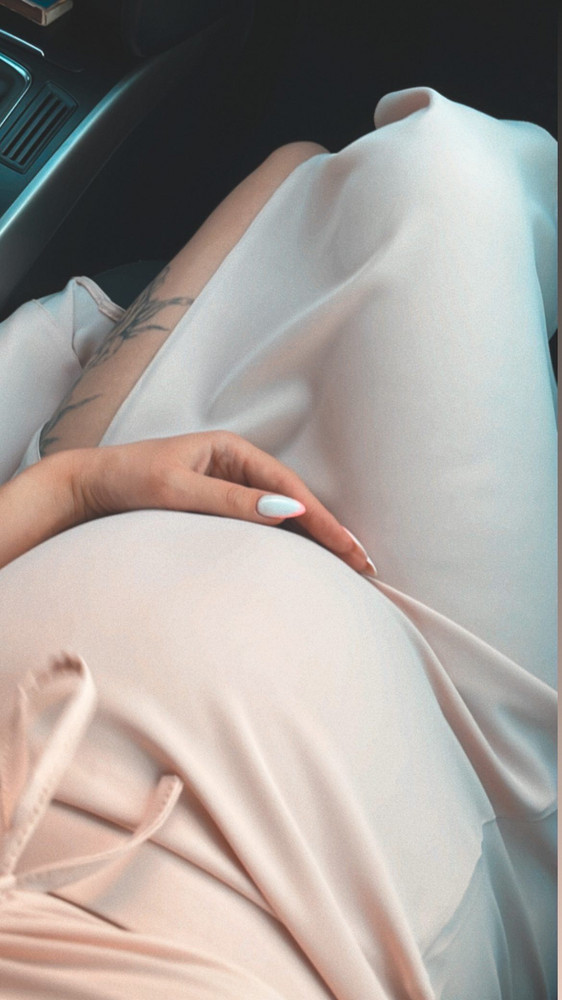 На 8 месяцев беременности взяла его . Животик у меня не большой . Юбку надевала через верх. Вырез просто бомба . Материал не просвечивает. Выглядит как шёлк. Очень понравился 