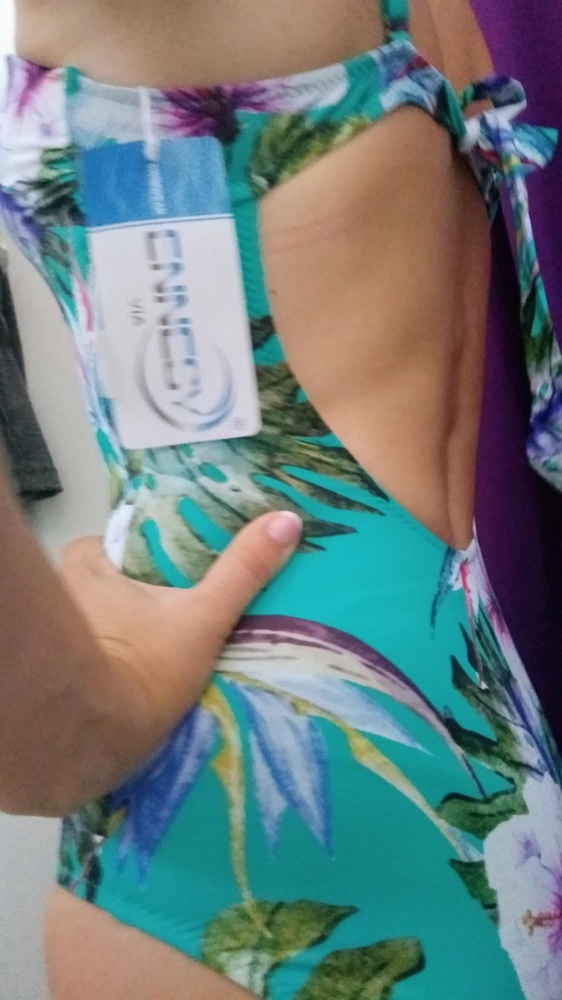 Отличный купальник. Цвет яркий , на 40 размер по их сетке сел по фигуре замечательго. рост 170, вес 58. Всего то за 600р