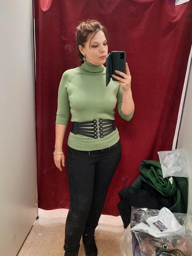 Пояс отличный, на ОТ 74 см впритык. Чуть больше и будет немного давить.
Очень эффектно выглядит!