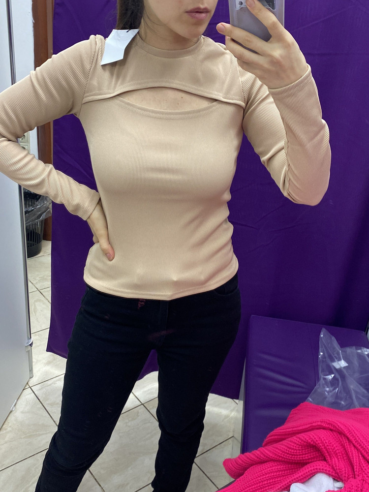 Оттенок бледнее чем на фото. Швы как кофта за 300 с рынка. Ещё и сняли 100за то что я вернула за не соответствие товара на фото