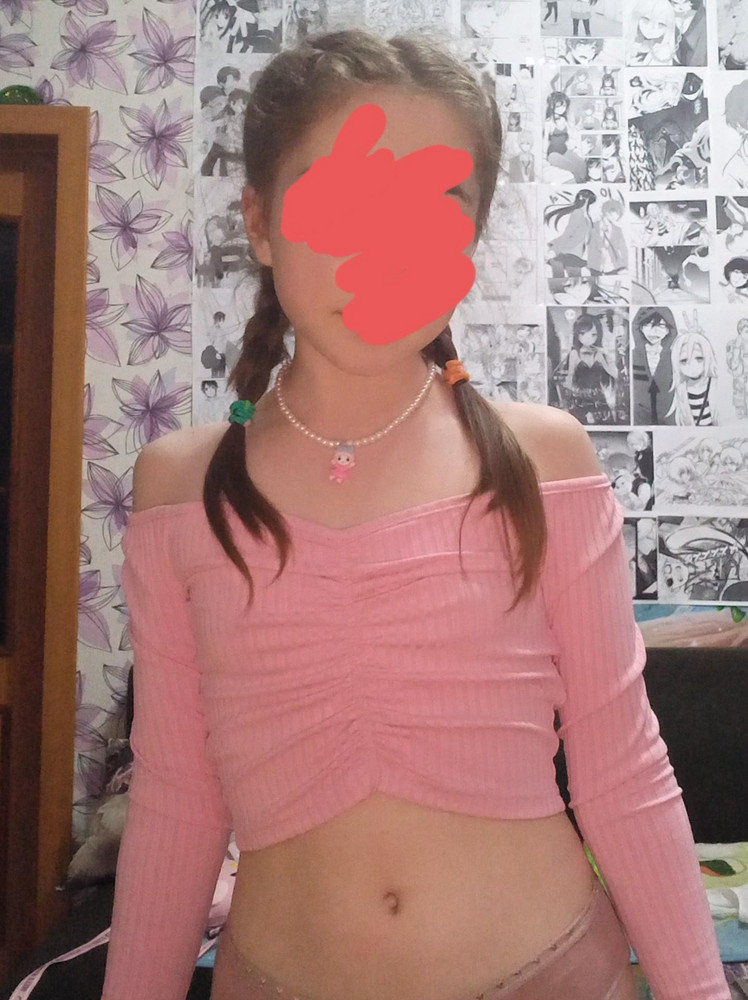 девочки !!! очень крутой топ , все красиво и качественно,  на мой нулевой размер груди вообще отлично сидит!!! талию подчёркивает , не сползает. Для миниатюрных самое то!!