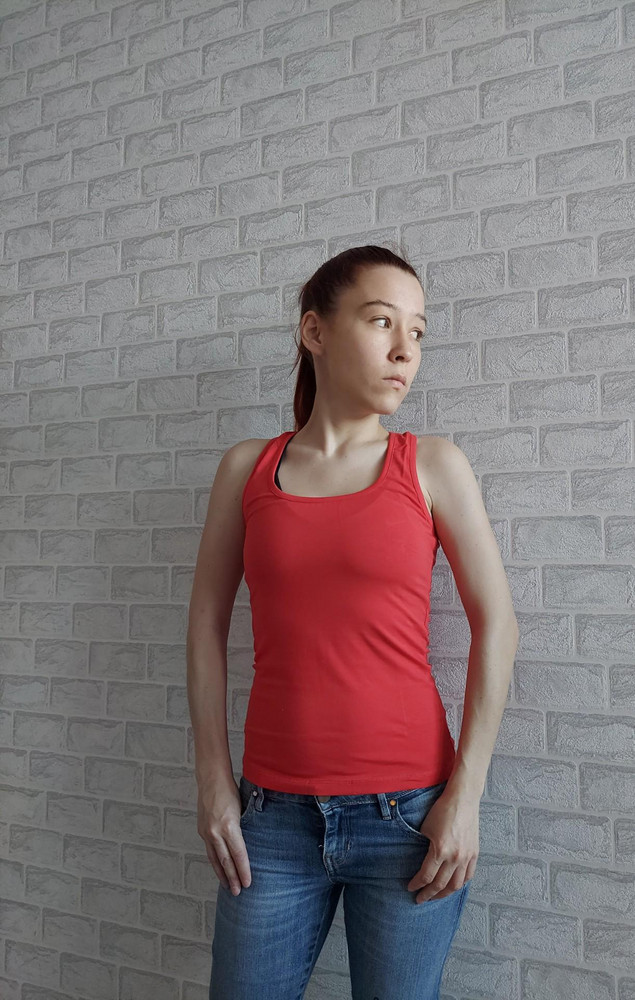 Села хорошо. Цвет насыщенный. Для моего роста 155 и ОГ 76 размер S сел идеально, значит, для более высоких, немного будет маломерить. Ткань тонкая (брала для спорта) - это для меня  плюс. Куплю еще!