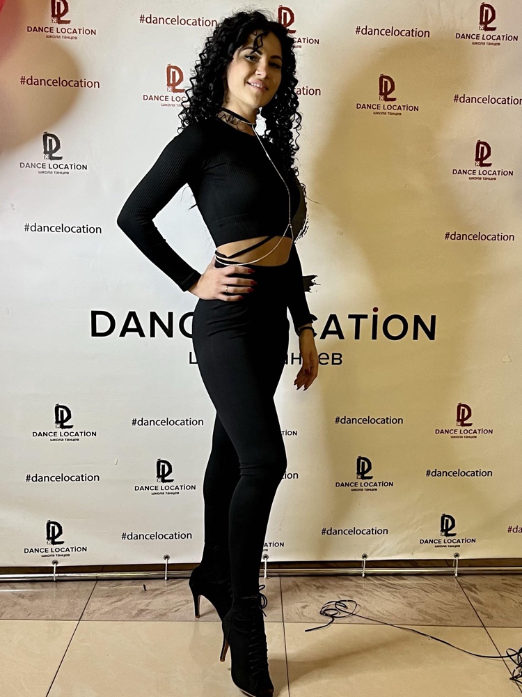 Брала для танцев, но теперь хожу в нем каждый день. Мне нравится, стильно,модно, очень плотно сидят и обтягивают фигуру в правильных местах. Костюм для красоты, тренироваться в нем невозможно-очень жарко. (рашгард этой же фирмы брала отдельно) 