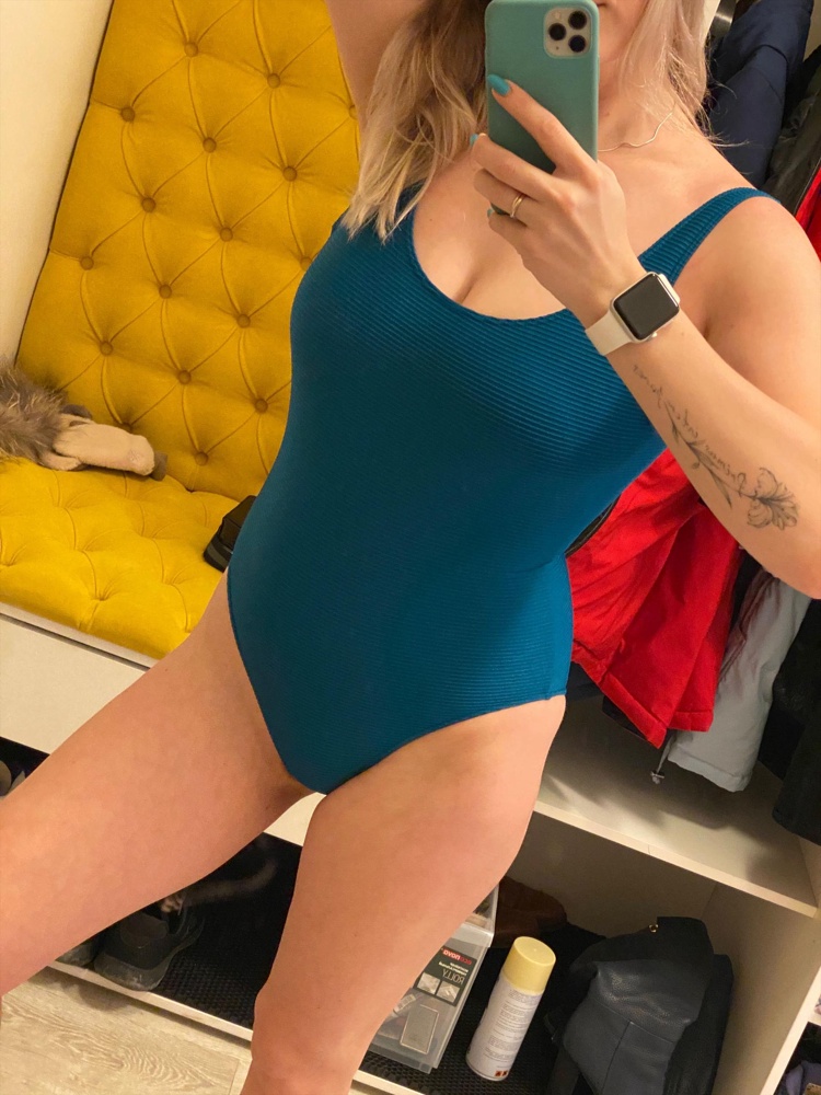 Купальник отличный. Ношу 44 размер. Взяла 46. После родов. Сел идеально. 