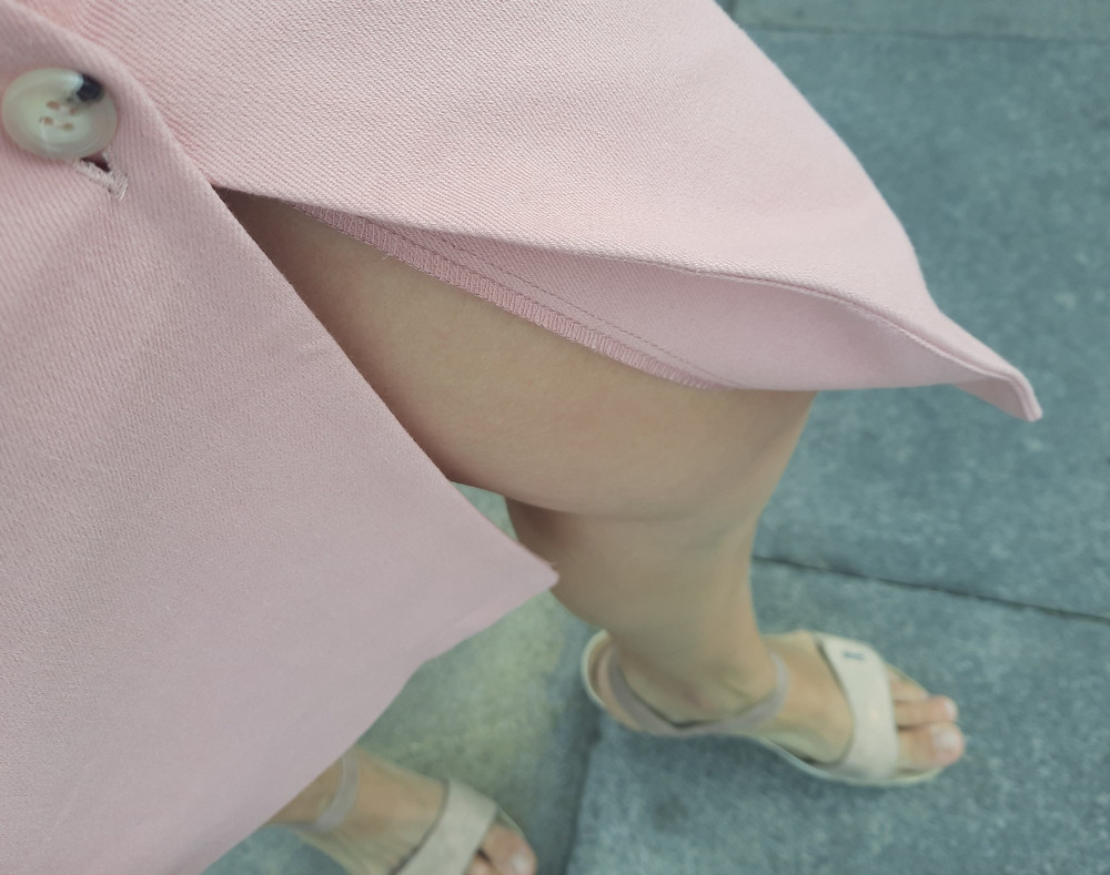 На мой 48-50  впритык, соответственноэто 48 полный размер, хотя по пройме чуть великоват, 50 размер будет совсем большим.  Пояс сшить по прямой и не ложится,  при ходьбе подол отворачивается, сидеть надо чётко плечи отводить назад иначе бюст топырщится(возможно при бОльших размеров груди этого не будет), но это только плюс -приходится, контролировать осанку, ну . Ткань отличная, плотная.