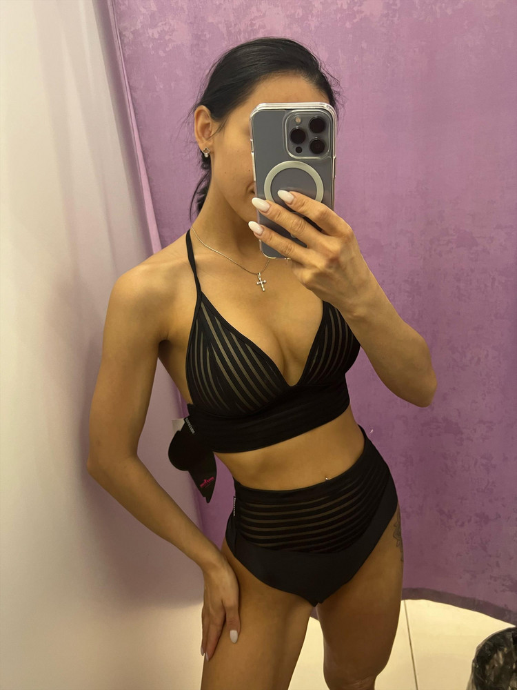 Отличный купальник. Попа смотрится вполне прилично.